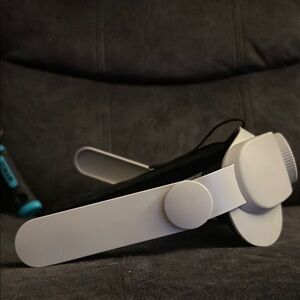 Oculus Black and White Standalone VR Headset Sleek Design